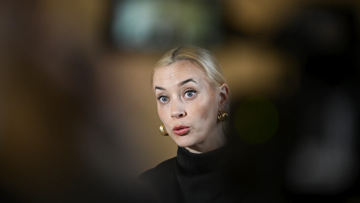 Vihreiden puheenjohtaja Sofia Virta ei kadu ohjelmaan lähtemistä. Hän piti tiedotustilaisuuden eduskunnan valtiosalissa tiistaina illalla. ANTTI AIMO-KOIVISTO / LEHTIKUVA.
