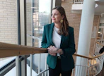 Anna-Kaisa Jaakkola viljelee kotitilaansa Isojoella yhdessä veljensä kanssa. 