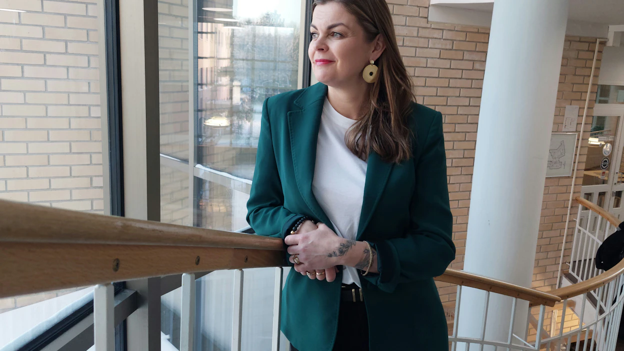 Anna-Kaisa Jaakkola viljelee kotitilaansa Isojoella yhdessä veljensä kanssa.