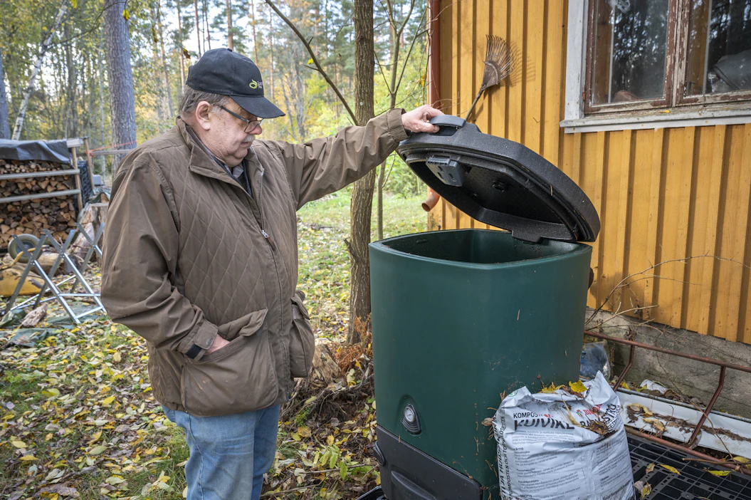 Nurmijärveläinen Mikko Tilli kompostoi kotonaan syntyvät jätteet kotitilallaan seitsemän kilometrin päässä, mutta sitä uusi jätelaki ei salli.