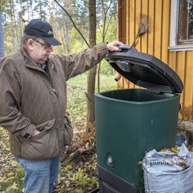 Nurmijärveläinen Mikko Tilli kompostoi kotonaan syntyvät jätteet kotitilallaan seitsemän kilometrin päässä, mutta sitä uusi jätelaki ei salli.