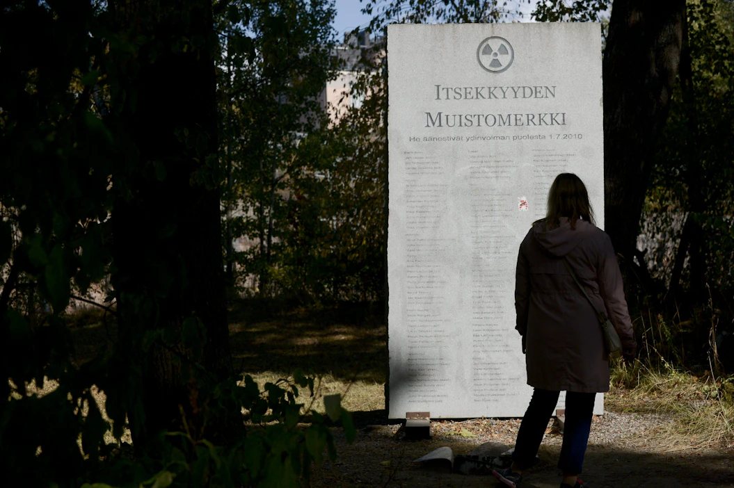 Ympäristöjärjestö Greenpeacen vuonna 2010 pystyttämä ydinvoimaa kritisoiva muistomerkki Linnunlaulussa Helsingissä. LEHTIKUVA / Mikko Stig.