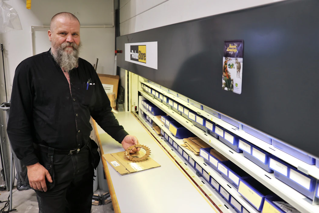 Yrittäjä Timo Hietarinta pitää Esan Pajalla kattavaa varaosavarastoa yleisimmin kuluvista varaosista kuten pituusmittarattaista. Kun John Deeren Suomen keskusvarasto on Tampereella, varaosatoimitukset pelaavat sieltäkin nopeasti.