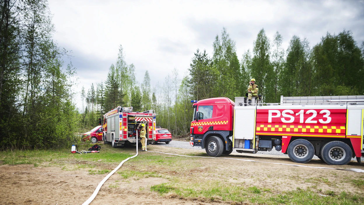 Pelastuslaitokselle jäi Kuhmossa vain purku- ja varmistustöitä. Kuvan autot eivät liity tapaukseen.