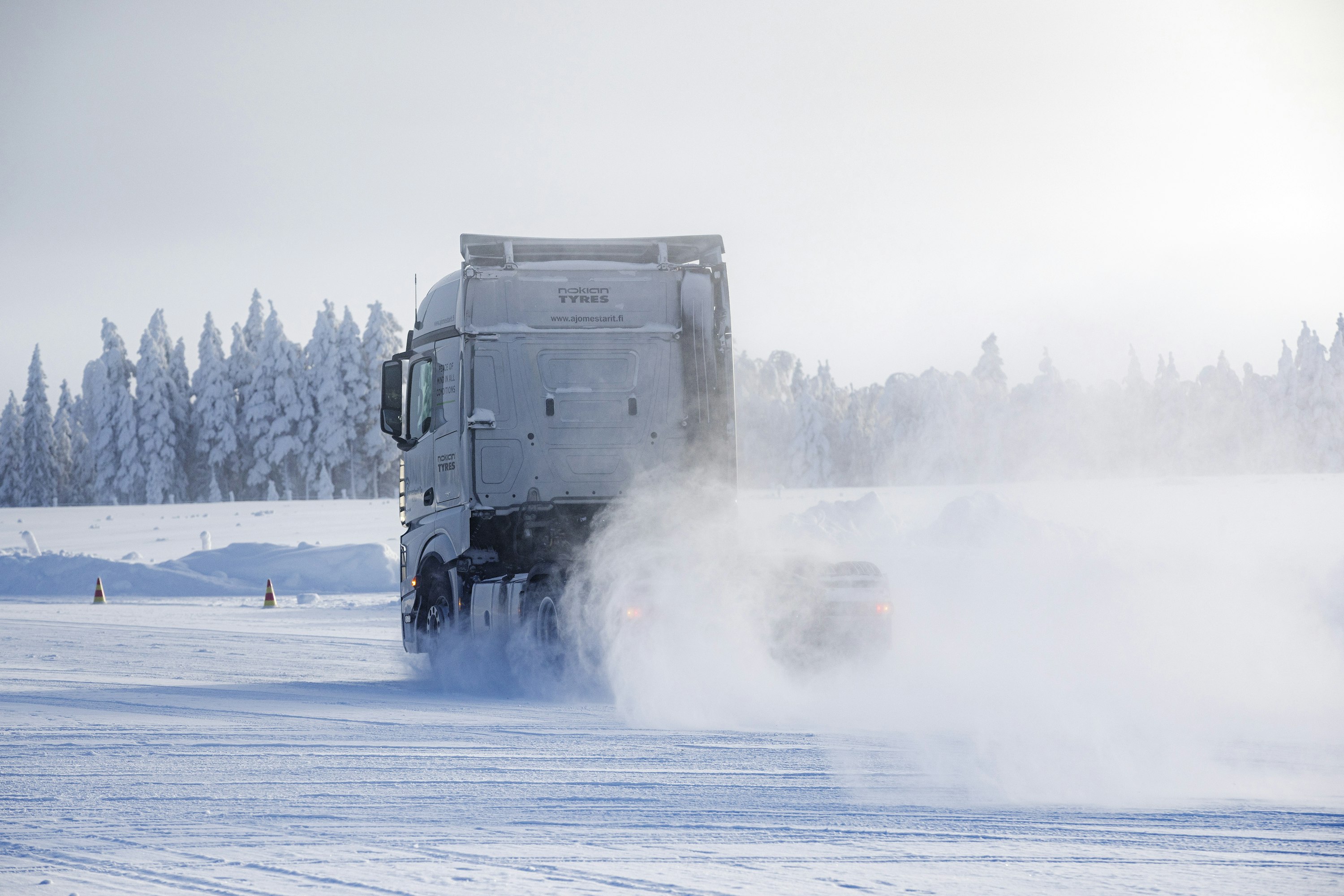 Nokian Renkaiden testiauto varustettuna Intuitu-älyrenkailla jarrutustestissä.