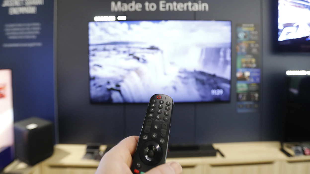 Moni on joutunut hankkimaan uuden television, kun kanavat siirtyvät teräväpiirtoaikaan.