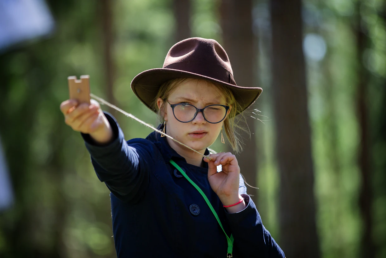 Finaalissa oppilaat pääsivät opettelemaan esimerkiksi relaskoopin käyttöä. Kuvassa Friia Lönnroth Etelä-Pohjanmaan Steiner-koulusta.