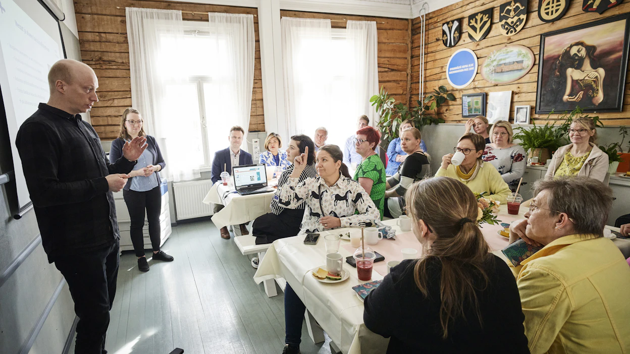 Euresin asiantuntija Samuli Miettinen kertoi Iisalmessa Euroopan laajuisen rekrytointiverkoston mahdollisuuksista viikko sitten perjantaina.