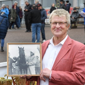 Timo Lindgrenin pitelemässä valokuvassa Tserboyta juhlitaan ensimmäisen Kriteriumin voittajana.