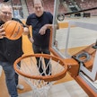 Nyt donkataan! Koripalloilun hallitsevalla Suomen mestarilla Karhu Basketilla on selkeä tavoite liigakaudelle 2022–2023. ”Mestaruus”, sanovat Karhu Basket ry:n puheenjohtaja Vesa Ojala (vas.). sekä varapuheenjohtaja ja IKH Areenan omistaja Petri Suokas.