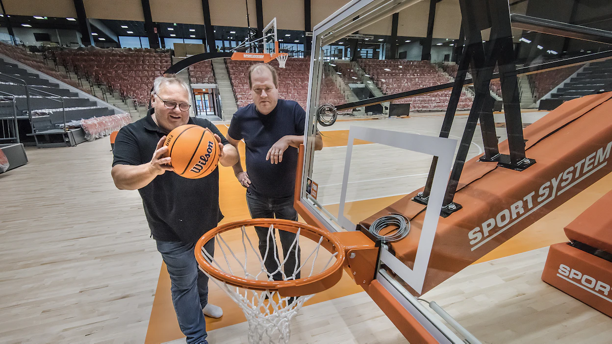 Nyt donkataan! Koripalloilun hallitsevalla Suomen mestarilla Karhu Basketilla on selkeä tavoite liigakaudelle 2022–2023. ”Mestaruus”, sanovat Karhu Basket ry:n puheenjohtaja Vesa Ojala (vas.). sekä varapuheenjohtaja ja IKH Areenan omistaja Petri Suokas.