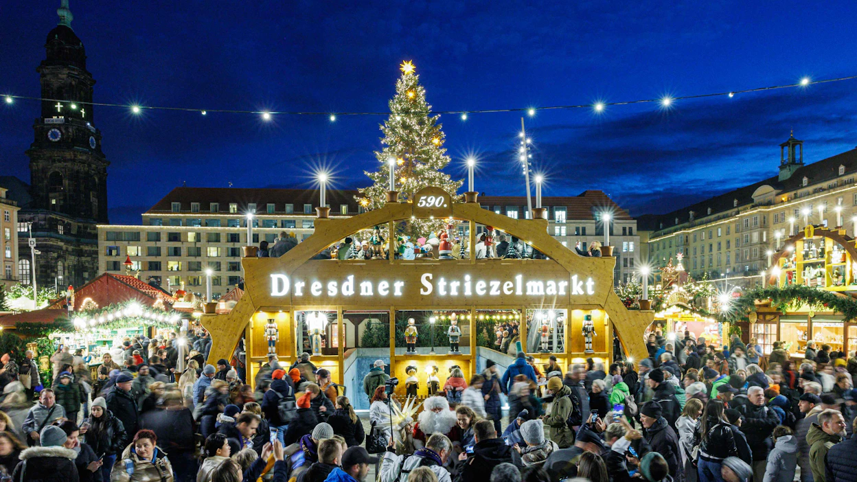 Dresdenin Striezelmarkt aloitti säilyneiden asiakirjojen mukaan toimintnsa vuonna 1434 ja on siksi yksi Saksan vanhimmista joulumarkkinoista. Perimätiedon mukaan ensimmäisiä joulumarkkinoita pidettiin kuitenkin jo 1300-luvulla.