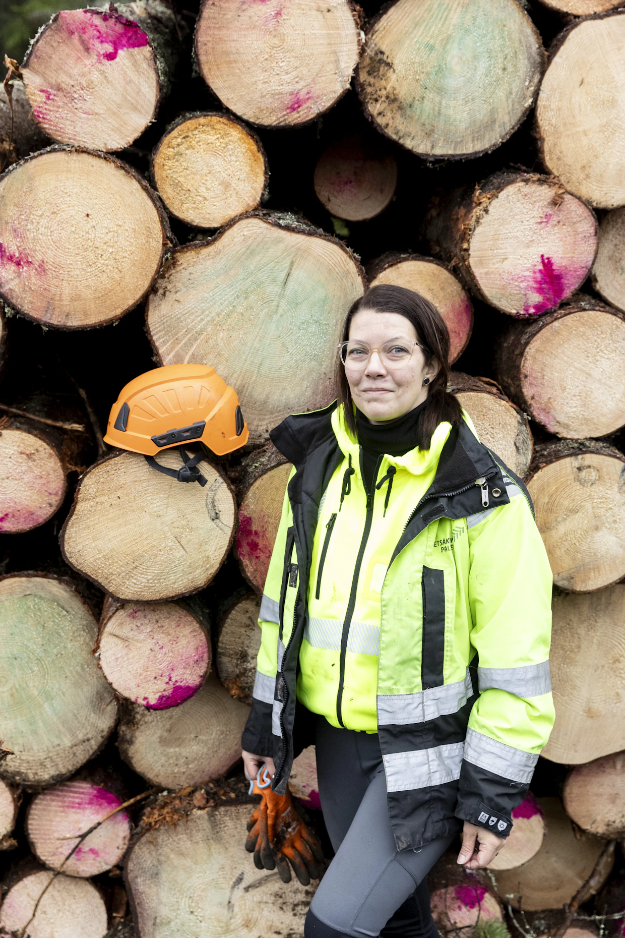Kokista perhepäivähoitajan työn kautta metsäkoneen kuljettajaksi. Jenna Heino on päätynyt haaveammattiinsa.