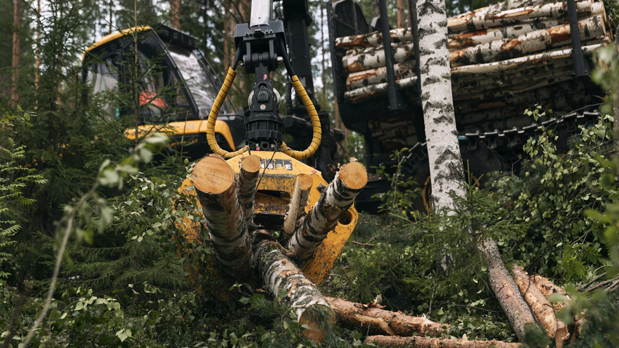 Maa- ja metsätalousalalla riskejä aiheuttavat Otkesin mukaan vaihtelevat olosuhteet ja moninaiset työtehtävät, joita on ratkottava omaehtoisesti. LEHTIKUVA / RONI REKOMAA.