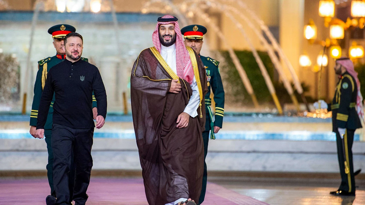 Neuvotteluja rauhasta Ukrainaan käytiin Saudi-Arabiassa. Saudi Press Agencyn kuvassa Ukrainan presidentti Volodymyr Zelenskyi ja Saudi-Arabian kruununprinssi Mohammed bin Salman. LEHTIKUVA / AFP / HANDOUT.