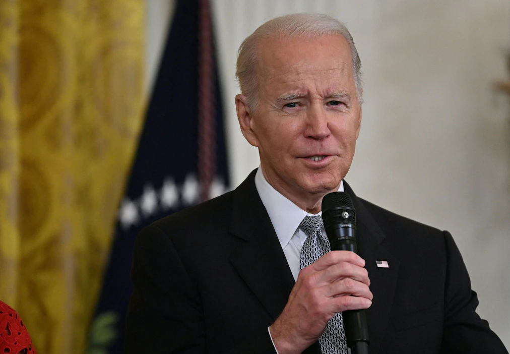 Yhdysvaltain presidentti Joe Biden allekirjoitti lain, joka edellyttää turvaluokituksen poistamista tiedustelupalvelun asiakirjoilta, jotka koskevat koronapandemian alkuperää. LEHTIKUVA/AFP.
