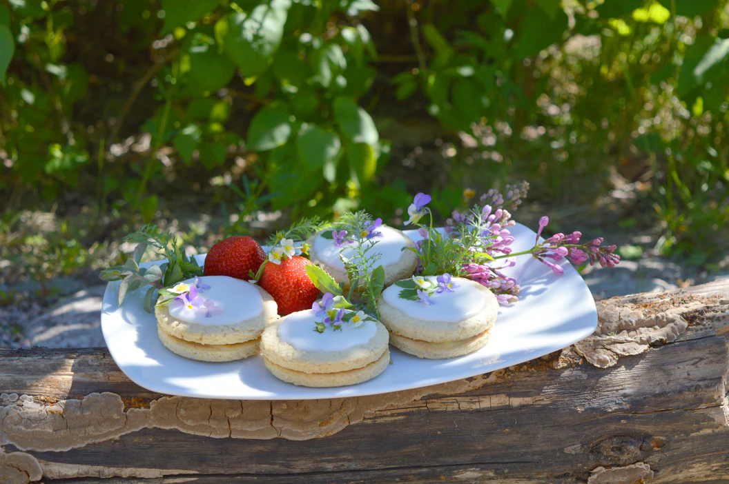 Kukkaiskekseistä voi tehdä joko isompia tai aivan pieniä, macaron-leivosten tyyppisiä suupaloja.