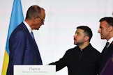 Volodymyr Zelenskyi (keskellä) sai 90 mrd EU-lainan, mutta lisää Saksan Friedrich Merzin (vas.) ja Ranskan Emmanuel Macronin (oik.) on jatkossa hankala heruttaa.