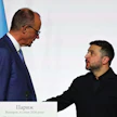 Volodymyr Zelenskyi (keskellä) sai 90 mrd EU-lainan, mutta lisää Saksan Friedrich Merzin (vas.) ja Ranskan Emmanuel Macronin (oik.) on jatkossa hankala heruttaa.