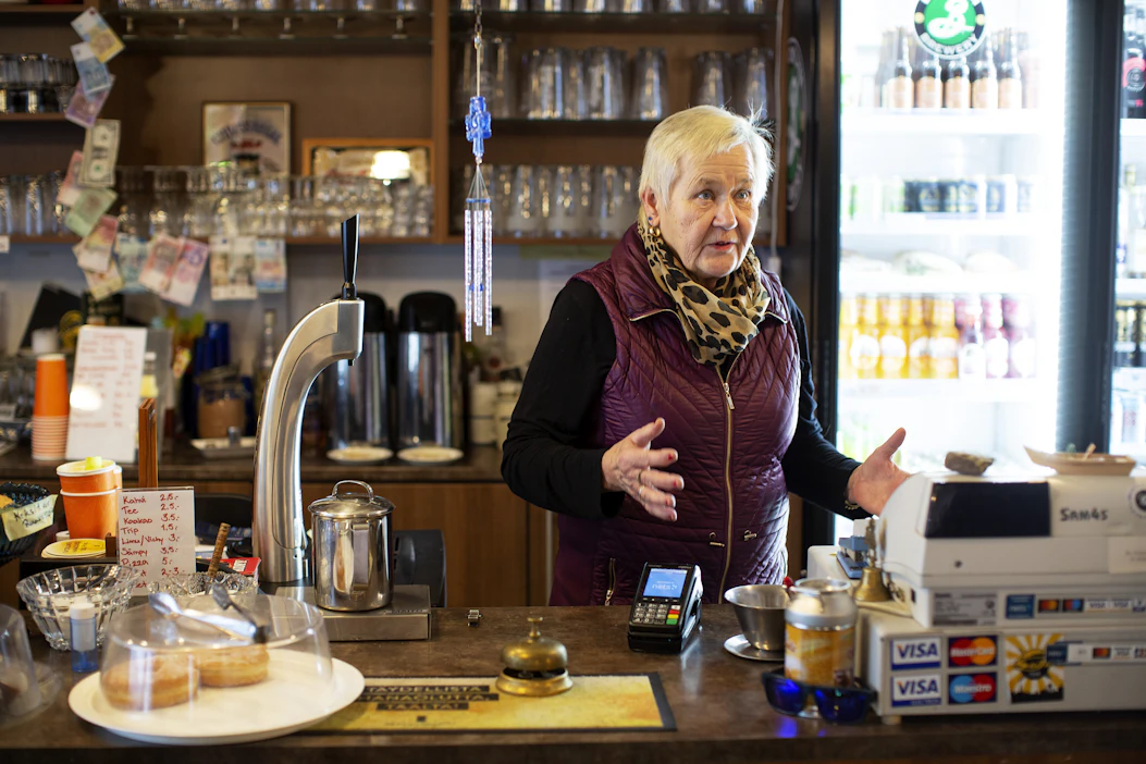 Eira Bekanov-Rastas aloitti baarityön jo 55 vuotta sitten. Työ vaatii sosiaalisia taitoja eikä huumoristakaan ole haittaa. ”Tässä työssä täytyy osata puhua. Pitää olla mieluummin räpätäti”, baariemäntä naurahtaa.