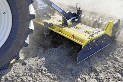 Jyrsin vaatii voimaa, sillä maan rakennetta halutaan muokata ja murustaa. Ajoitus on tärkeä, jotta perunalle saadaan hyvät kasvuolosuhteet.