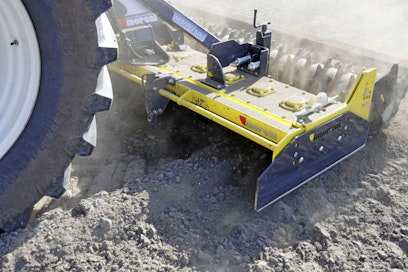 Jyrsin vaatii voimaa, sillä maan rakennetta halutaan muokata ja murustaa. Ajoitus on tärkeä, jotta perunalle saadaan hyvät kasvuolosuhteet.