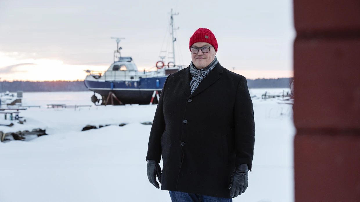 Aleksi Puranen ammensi Kiviniemen kalasataman maisemia käsikirjoittamaansa Korvessa kulkevi -sarjaan. Taustalla komeileva Hauki-alus näkyy myös sarjassa.