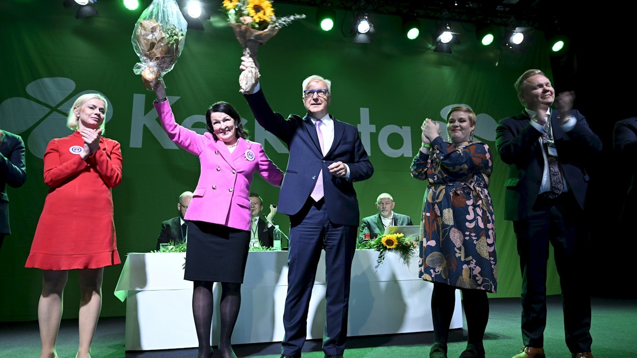 Keskustalla on vahva luottamus hiukan harmaana ja tylsänäkin pidetyn Olli Rehnin (keskellä) mahdollisuuksiin. Kuvassa myös Riikka Pakarinen, puoliso Merja Rehn, Annika Saarikko ja Antti Kurvinen. LEHTIKUVA / HEIKKI SAUKKOMAA. 