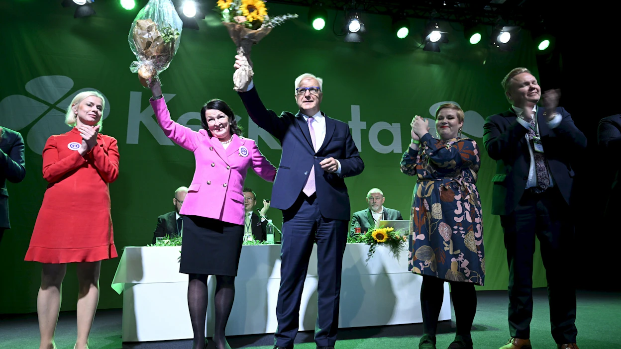 Keskustalla on vahva luottamus hiukan harmaana ja tylsänäkin pidetyn Olli Rehnin (keskellä) mahdollisuuksiin. Kuvassa myös Riikka Pakarinen, puoliso Merja Rehn, Annika Saarikko ja Antti Kurvinen. LEHTIKUVA / HEIKKI SAUKKOMAA.