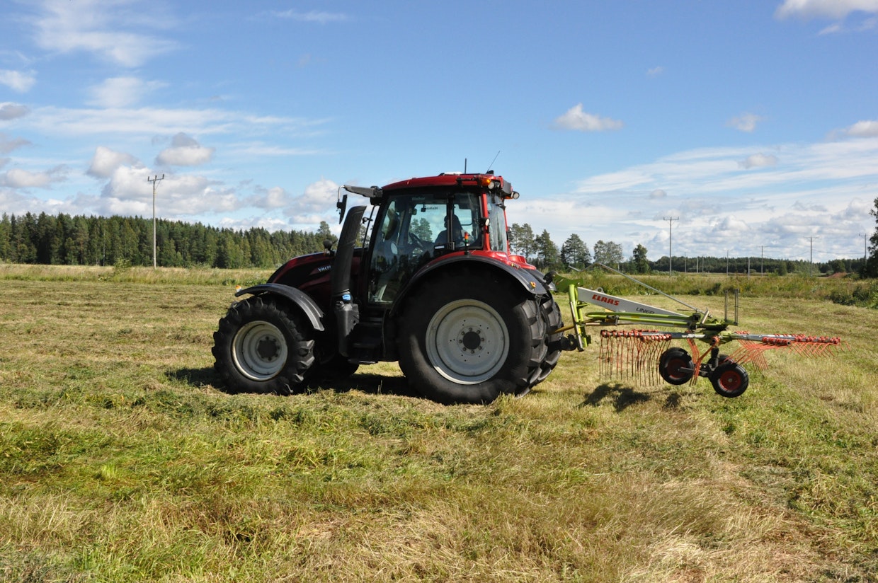 Teemaan liittyen, osana Valtran omaa tuotekehitystä, ollaan tehtaalla myös hyvin pitkällä erilaisten traktorin työtehtävien automatisoinnissa ja etenkin etähallinnan teema on voimakkaasti esillä. Miten käytännön työtehtävät sirpaloituneiden peltolohkokokonaisuuksien Suomessa järjestyvät, on toki myös mietinnässä.