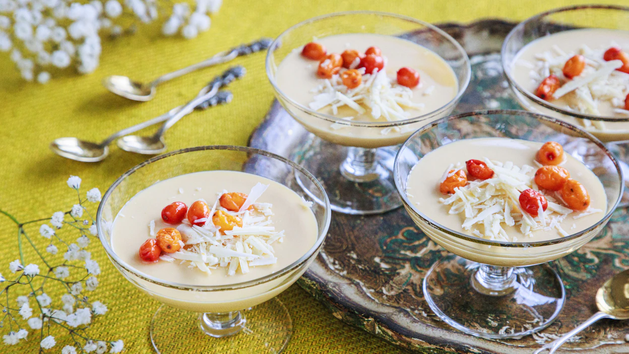 Tyrni-valkosuklaaposset yhdistää happaman ja makean hienosti.