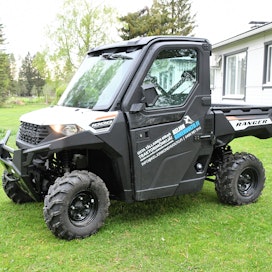 Polaris Ranger 1000 EPS Nordic Pro varustettuna lämpöohjaamolla on kuljettajaystävällinen talvella.
