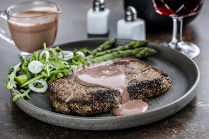 Pippuripihvi on klassikko, joka syntyy laadukkaasta naudanlihasta. Pippurinen kermakastike kruunaa makunautinnon.