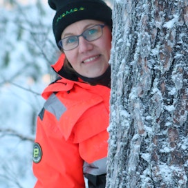 Metsätalousinsinööriksi kouluttautunut kärsämäkinen Saara Kallinen on metsäalan moniosaaja.