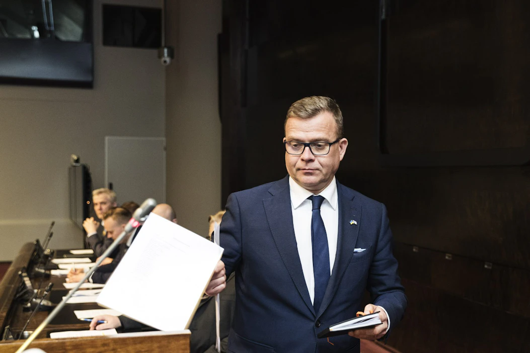 Puolustusvaliokunta julkisti tänään lausuntonsa hallituksen turvallisuusympäristön muutosta koskevasta ajankohtaisselonteosta. Kuvassa valiokunnan puheenjohtaja Petteri Orpo (kok.). LEHTIKUVA / Roni Rekomaa.