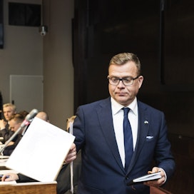 Puolustusvaliokunta julkisti tänään lausuntonsa hallituksen turvallisuusympäristön muutosta koskevasta ajankohtaisselonteosta. Kuvassa valiokunnan puheenjohtaja Petteri Orpo (kok.). LEHTIKUVA / Roni Rekomaa. 