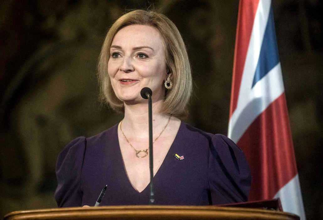 Entinen valtiovarainministeri Rishi Sunak ja ulkoministeri Liz Truss (kuvassa) kilpailevat konservatiivien puheenjohtajuudesta ja pääministerin paikasta. LEHTIKUVA/AFP.