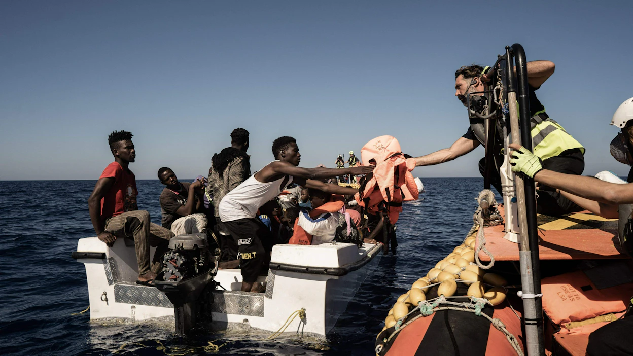Ryhmä siirtolaisia Välimerellä valmistautuu nousemaan Ocean Viking -pelastusalukseen. (arkistokuva)LEHTIKUVA / AFP.