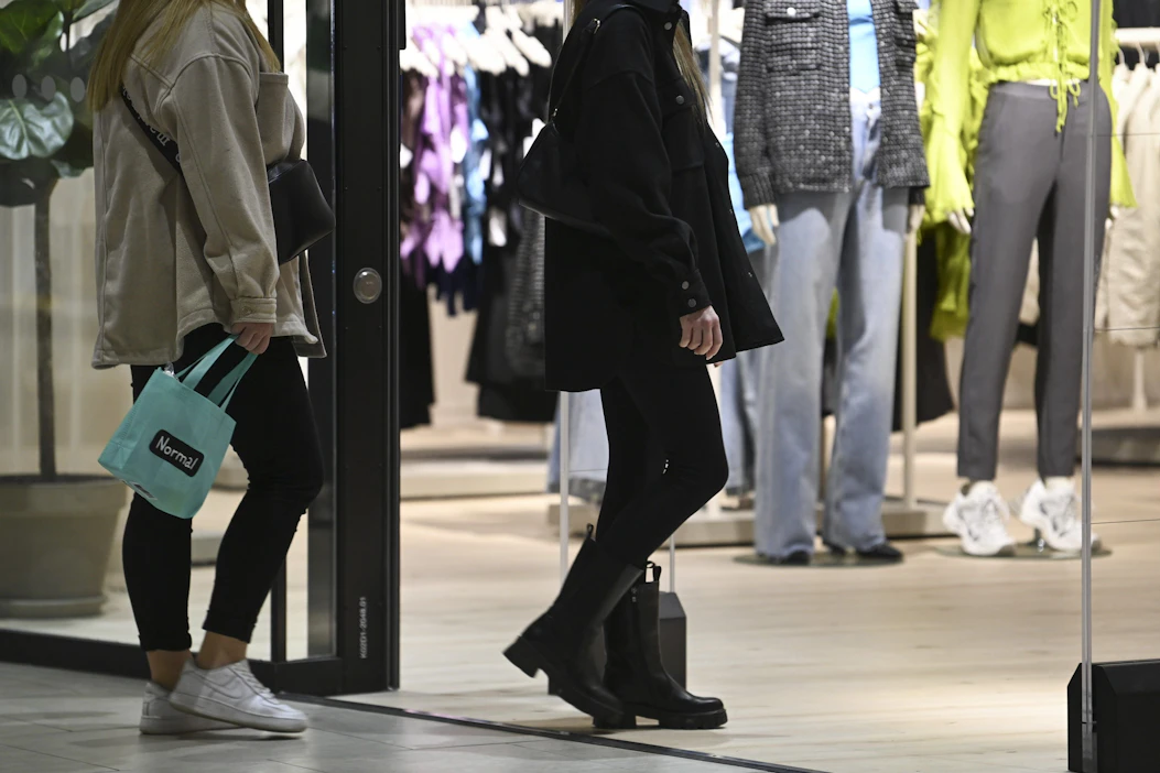 Ostovoimaa nostavat ensi vuonna palkkaverotuksen keventäminen ja reaalipalkan nousu. LEHTIKUVA / EMMI KORHONEN.