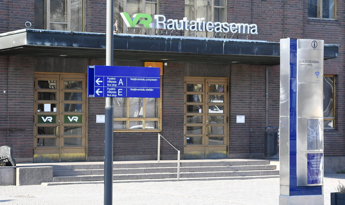 Lahden ratapihalla tapahtui torstaina alkuillasta sähköratavaurio. Arkistokuva. Lehtikuva / Heikki Saukkomaa.