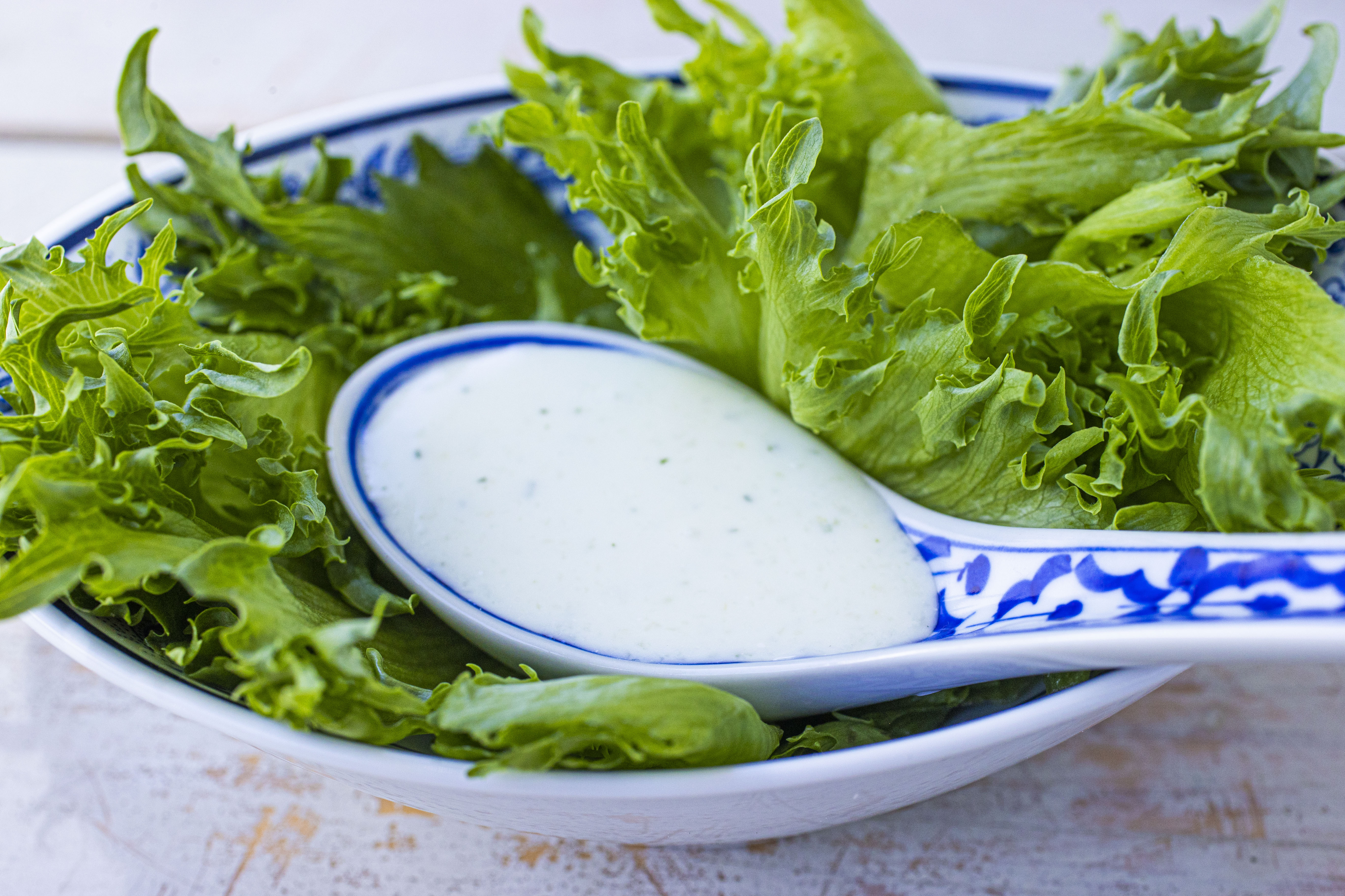 Kylmä piimäkastike on kesäisen raikas kastike vihreälle lisäkesalaatille.