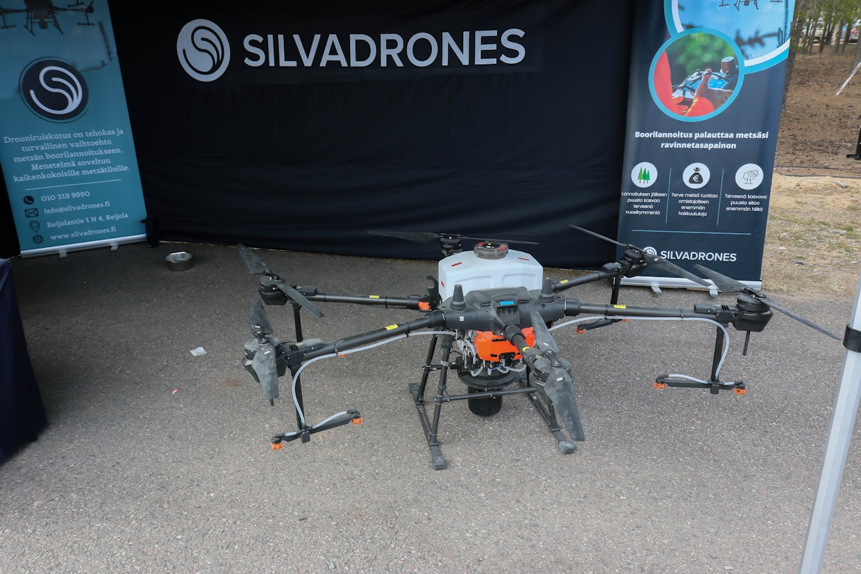 Metsien kasvun ylläpitäminen terveyslannoituksilla antaa merkittävää potkua alan toimijoille. Ja kehittyneet järeämmät dronet tuovat esimerkiksi boorilannoitukseen tehokkaammat menetelmät. Joensuulainen Silvadrones tarjoaa dronella tehtäviä nestemäisen tai rakeisen boorin levityksiä.