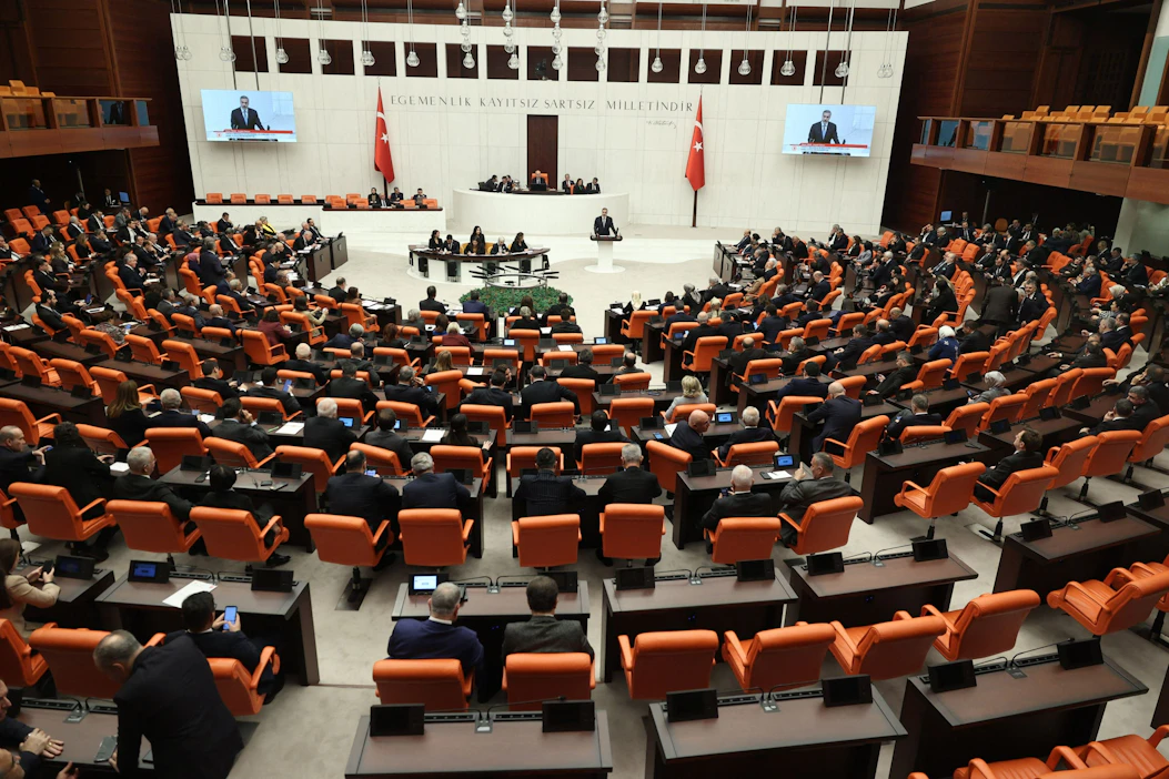 Turkin 600-jäsenisen parlamentin äänestettyä asiasta presidentti Recep Tayyip Erdoganin on allekirjoitettava päätös. LEHTIKUVA / AFP.
