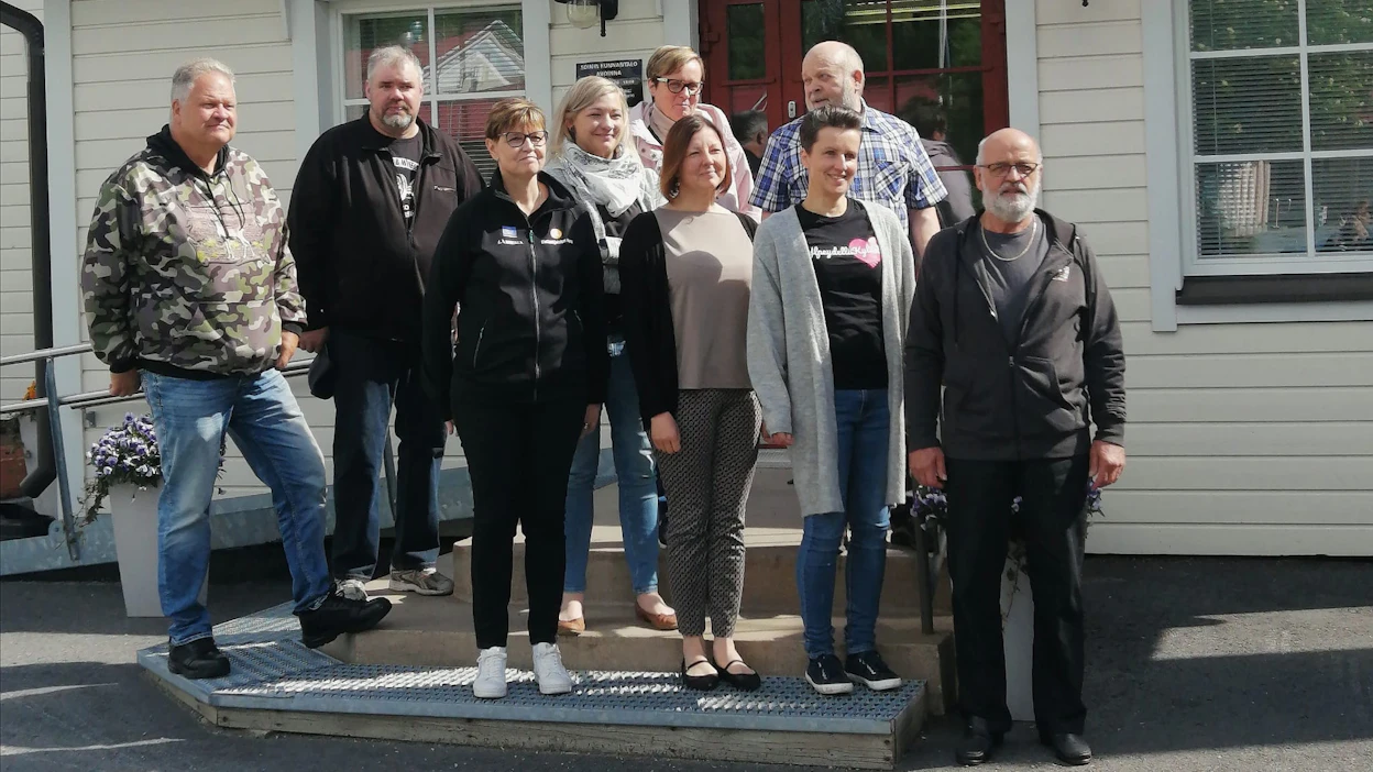 Soinin kyläkummeja, kunnan väkeä sekä Landemia-hankkeen ja Suomen Kylät ry:n projektivastaavia kokoontui potrettiin viime vuonna. Takarivillä Ari Autio (vas.), Juhani Valkeinen, Johanna Rannanjärvi, Merja Källi ja Hannes Ylätalo. Eturivissä Tarja Vuorinen, Eeva-Marja Jokinen, Johanna Niilivuo ja Auvo Rannila.