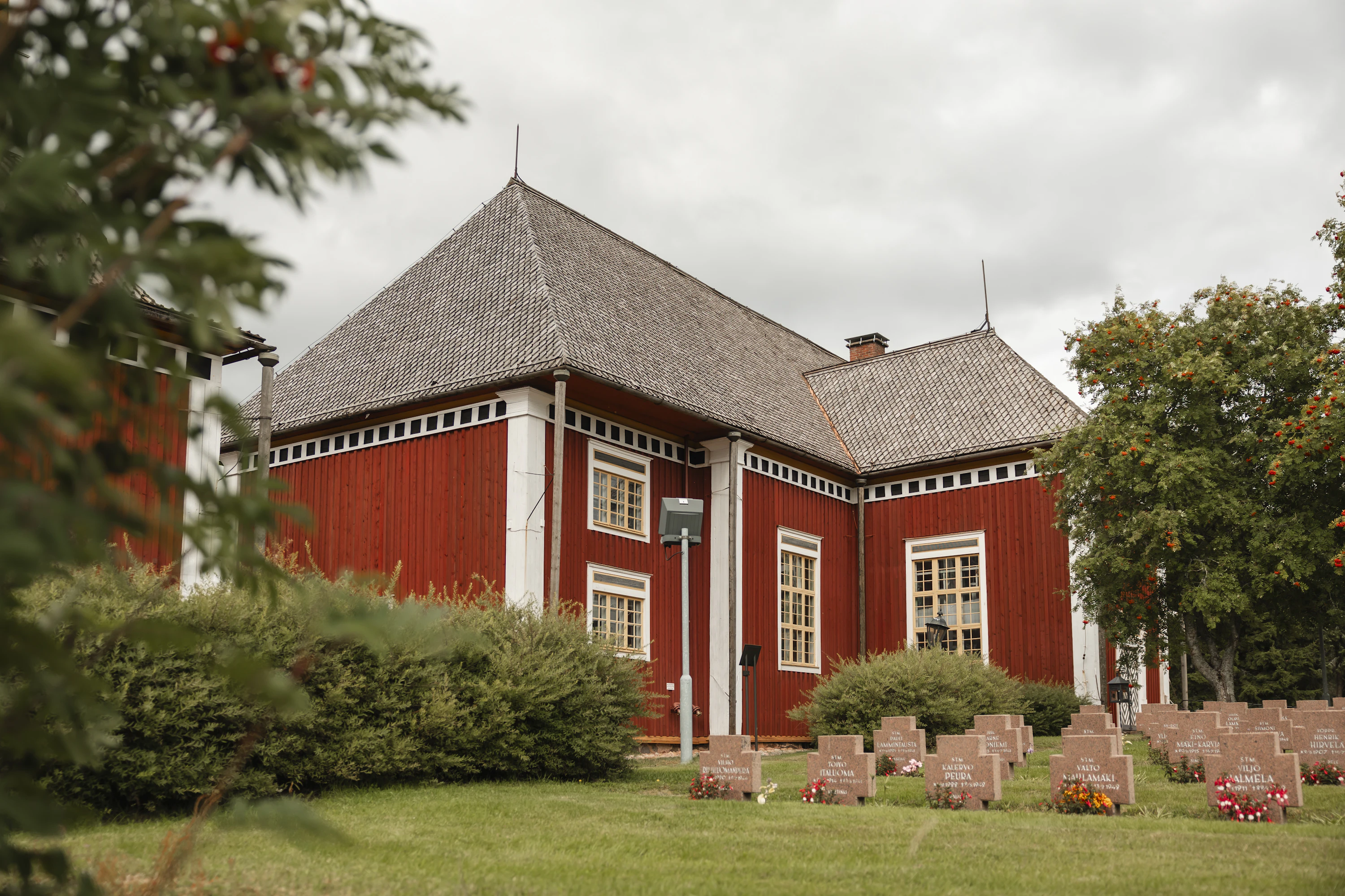1700-luvun lopulla karvialaiset talolliset saivat luvan rakentaa saarnahuoneen. He rakensivat kirkon.