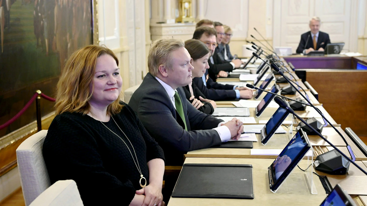 Vanhempainvapaalta perhe- ja peruspalveluministeriksi palannut Krista Kiuru (sd.) ja muita ministereitä presidentin esittelyssä Valtioneuvoston linnassa. LEHTIKUVA / MARKKU ULANDER.
