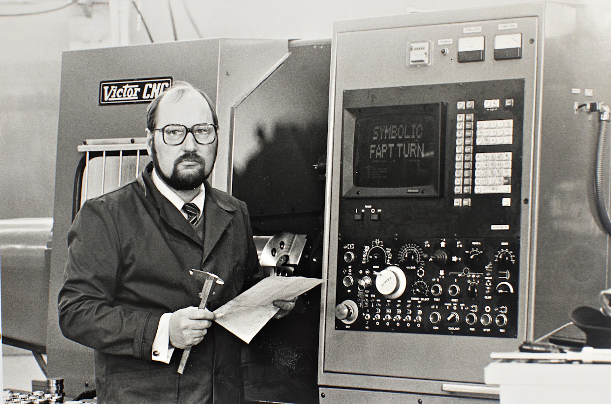 Kuvassa Ismo Lindberg on alle nelikymppisenä joskus 1980-luvulla. Vieressä näkyy ensimmäinen CNC-laite.