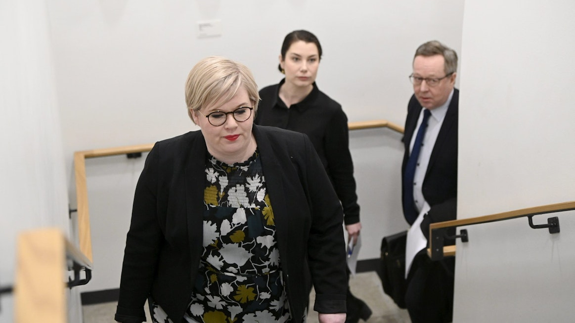 Valtiovarainministeri Annika Saarikko (oikealla), ympäristö- ja ilmastoministeri Emma Kari ja elinkeinoministeri Mika Lintilä kertoivat varautumisen ministerityöryhmän päätöksistä. LEHTIKUVA / MARKKU ULANDER. 