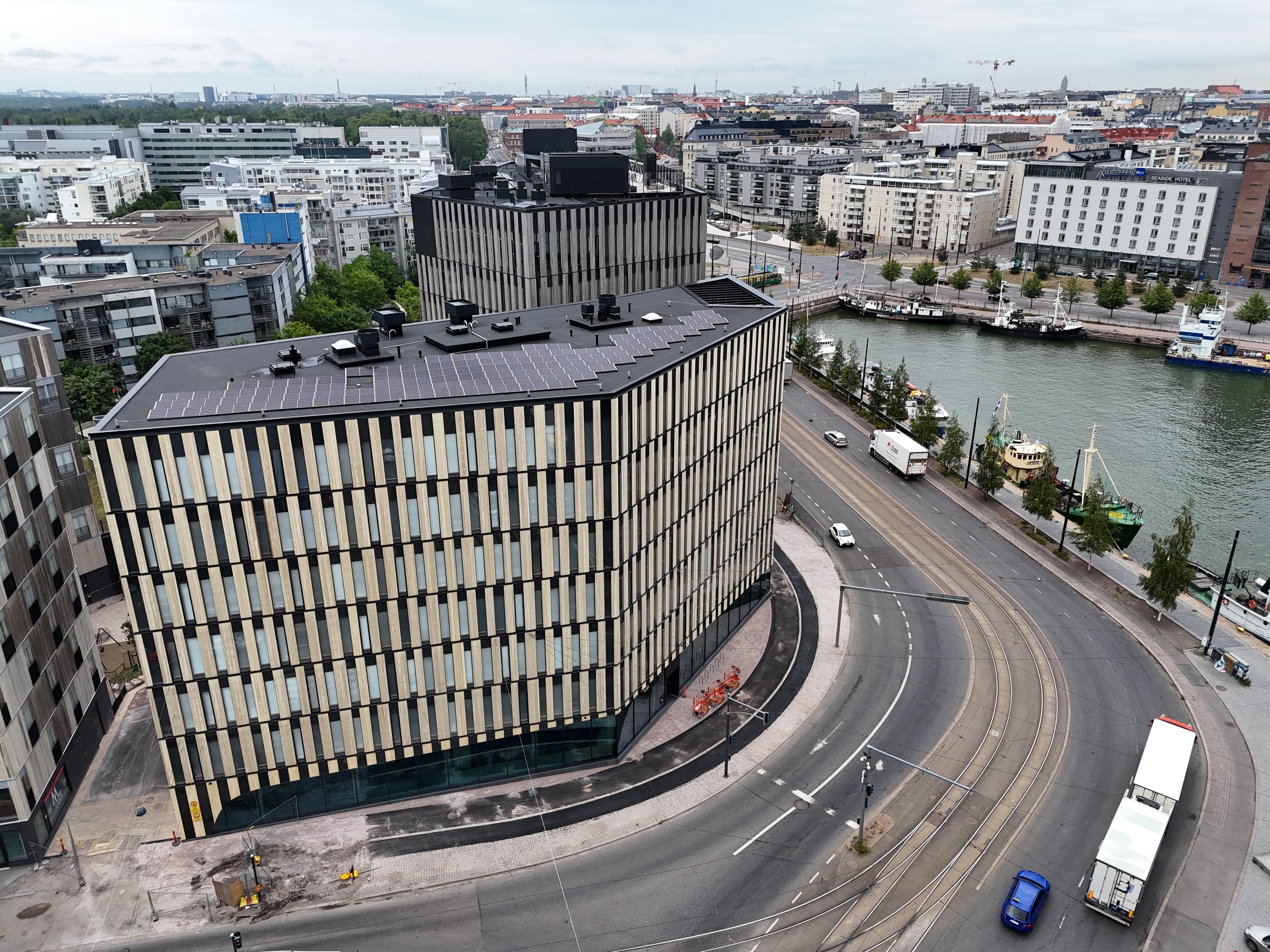 Uuden toimistorakennuksen julkisivuverhous on tehty puukorttelin muiden rakennusten tapaan Accoya-paneeleilla. Accoya harmaantuu parissa vuodessa.