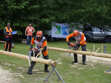 Jukka Perämäki (vas.) sahasi jälleen SM-kultaa. Karsinnassa kilpakumppanina oli Viron Helvis Koort, joka oli kokonaiskilpailun 4.